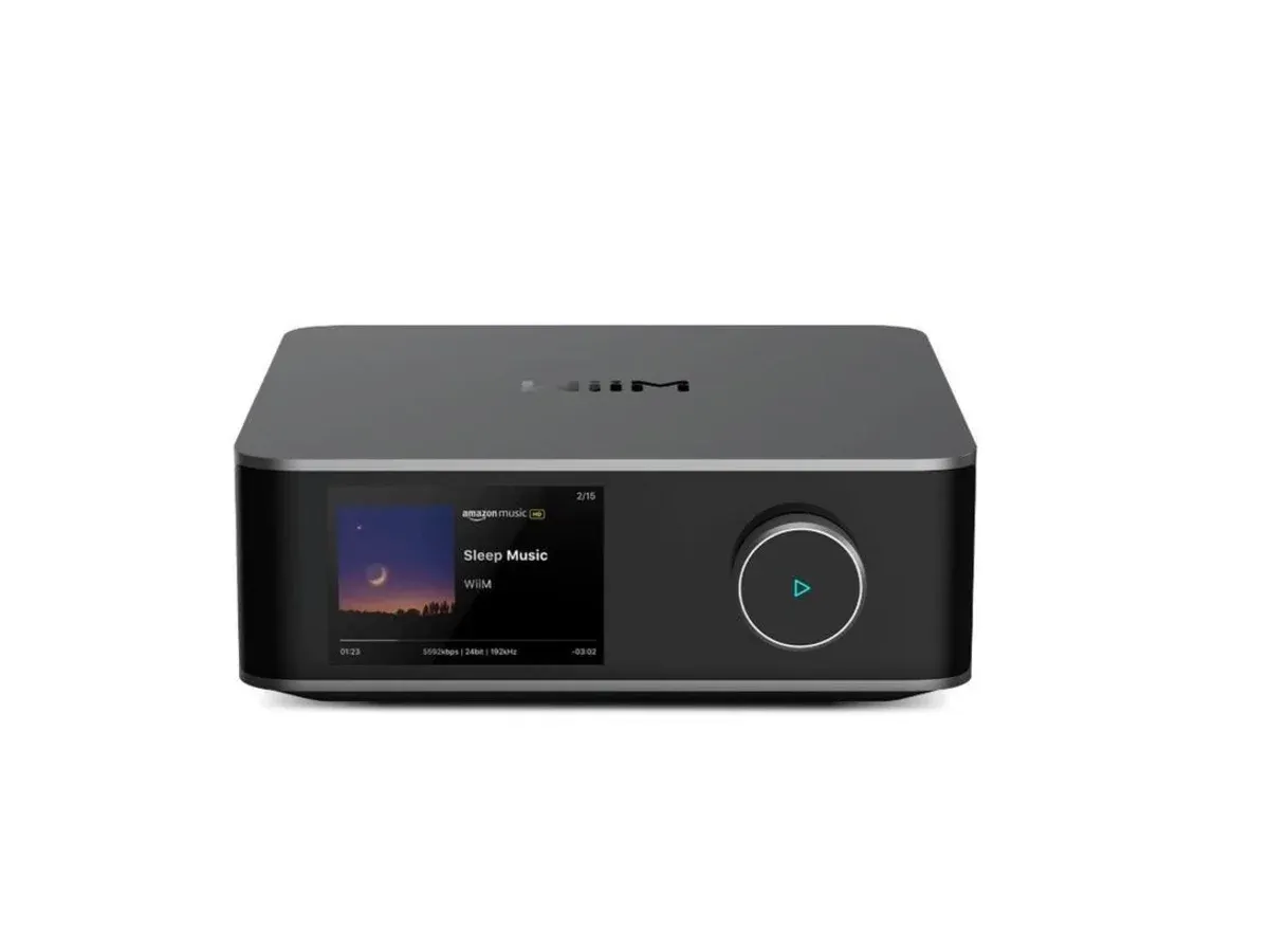 WiiM Amp Ultra in Grau, Frontansicht mit Touch-Display